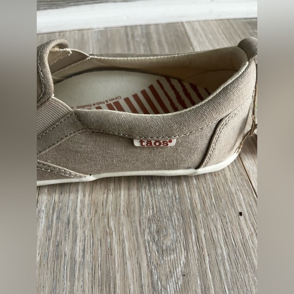NWT Taos Women's Dandy Sneaker Slip On Oat Wash Canvas- Size 8.5 - Picture 4 of 7